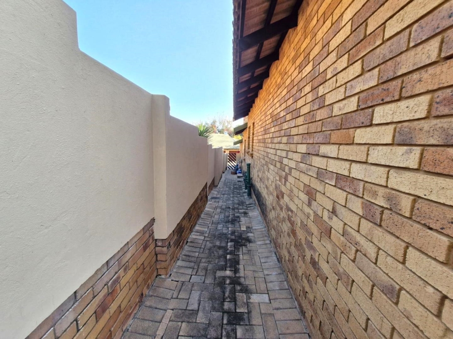 To Let 2 Bedroom Property for Rent in Meerhof North West